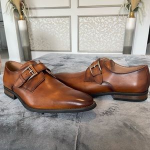 Men’s comfortable leather business casual dress shoes.